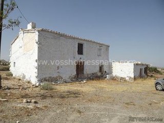 Large country property of 100m2 with 2,400m2 of URBANIZABLE..