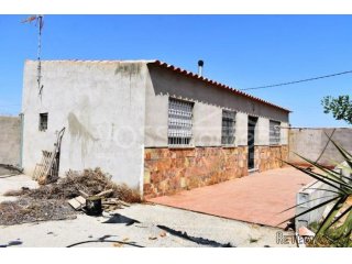A quite and peaceful country house with 300m2 warehouse..
