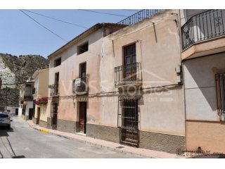 A huge 227m2, 3 storey village house to renovate modernise..
