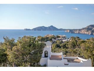Terraced house with sea views in Port..