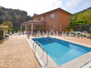 Spacious house near the sea. Costa..