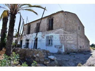 Large 2 storey old cortijo property to renovate with garage..
