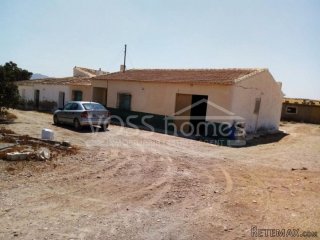 Huge country house with garage of approx 250m2 and..