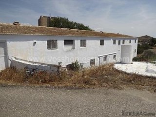 Warehouse of 500m2, divided in two levels, also with a plot..