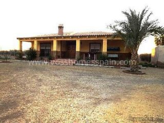 Large country cortijo situated just a 2 minute drive to a..