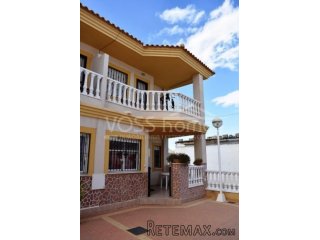 Modern 2 bed, 2 bath, 2 storey Duplex (town house) with..