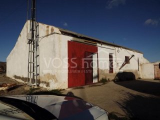 Large old olive press with garage / out buildings in a..