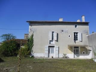 Charentaise farm complex in the heart..