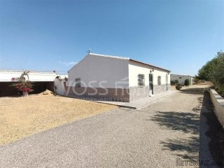 NEW LISTING - A 3 bed, 1 bath country property of 100m2..