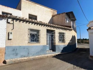NEW LISTING - A lovely 3 bed, 2 bath Village house with..