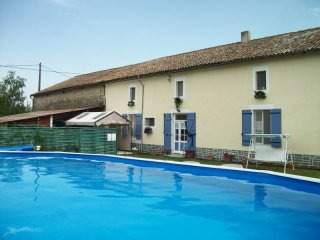 Detached 6 Bed House + Above Ground Pool
