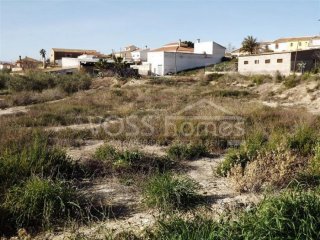 A flat urban plot of approx 780m2 located in a little..