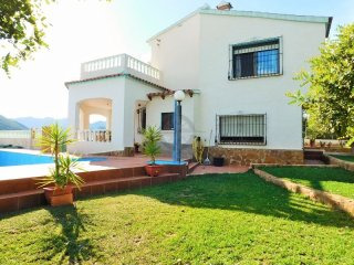 Grande Villa With Amazing Views For..