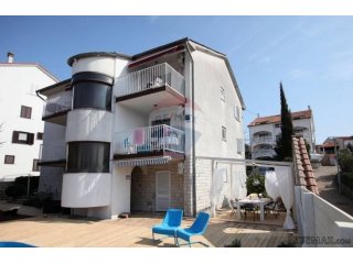 MALINSKA-kuća sa šest apartmana i bazenom -uhodani posao