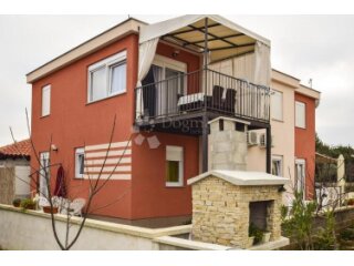 Prekrasna kuća sa 4 apartmana u blizini mora
