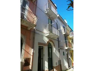 Beautifully restored townhouse close to..