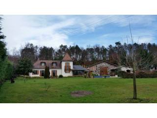 Delightful 3-Bed Property With Pool..