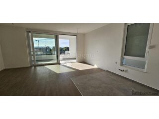 Trosobni stan, penthouse, novogradnja, useljivo!