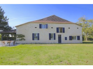 Superbly-renovated 5 bedroom, 3 ensuite..