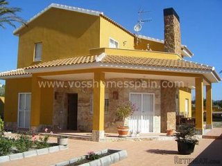 Large, fully furnished 200m2 , 2 storey, detached 3 bed 2..