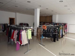 Large comercial unit of 132m2 with a bathroom currently..