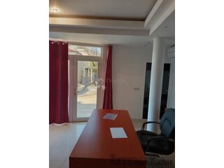 Poslovni prostor, Makarska riva