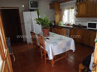 Large country property with 4 bedrooms and 2 bathrooms in..