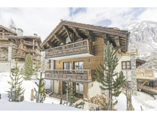 A 4 bedroom ski in and out duplex..
