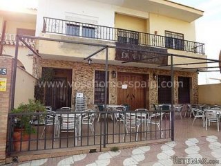 First floor apartment of 125m2 and restaurant of 179m2 for..