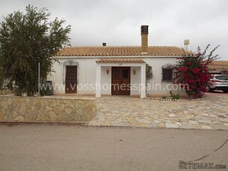 Full of character 3 bed, 3 bath country house with pool...