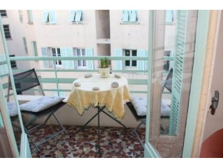 Nice Top Floor One Bedroom Apartment