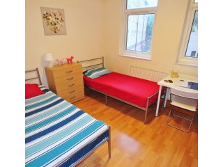 Twin with 2 double bed near Maida Vale..