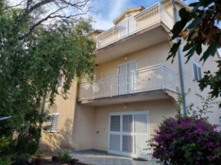 SRIMA, VODICE prekrasna apartmanska kuća