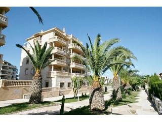 * STUNNING 3 BEDROOM APARTMENT NEAR..