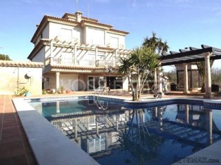 A HUGE 3 storey, 5 bedrooms, 3 bathrooms, with PRIVATE..