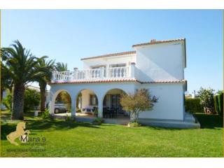 Villa with guest cottage close to beach..