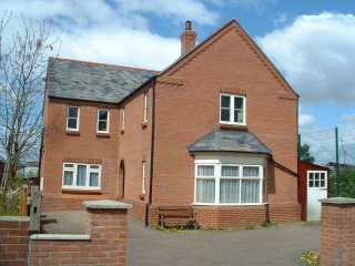 6 bedroom detached house/guest house