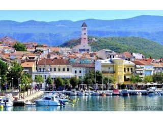 Crikvenica, kuća s dva stana i pp u centru