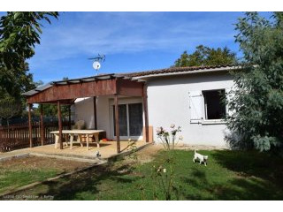 Single Level Property With 2 Bedrooms..