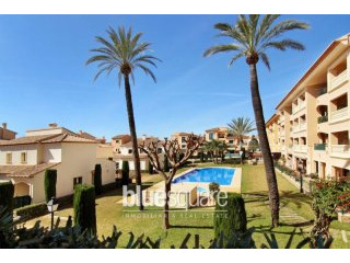 Magnificent semi-detached villa on one..