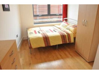 Single with double bed near Canary..