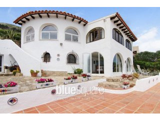 Superb villa with spectacular mountain..