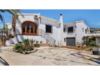 Finca style house close to the old town..