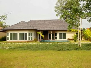 Modern 4 bedroom pool villa on large..