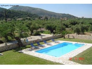 Pretty stone villa with pool on..