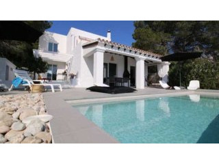 Renovated villa with pool close to the..