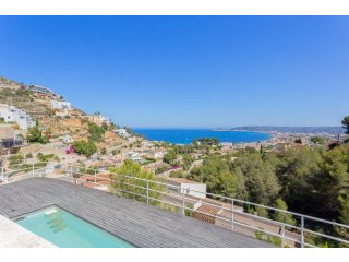 Modern and luxurious villa in one of..