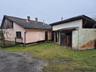 Kuća s prostranom okućnicom na odličnoj lokaciji uz glavnu c