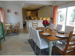 Bright 6 bedroom villa Cerros del Aguila