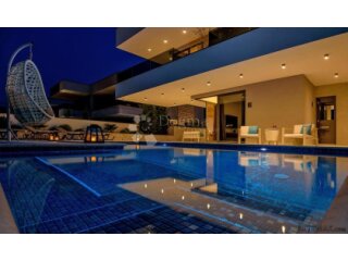 MARINA KOD TROGIRA – LUXUZNE VILLE LUCY ***** VILLA LEMON